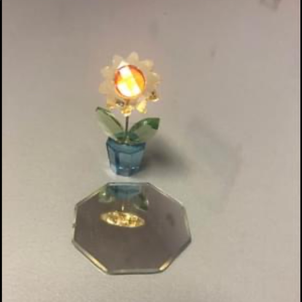 Crystal sunflower with mirror base